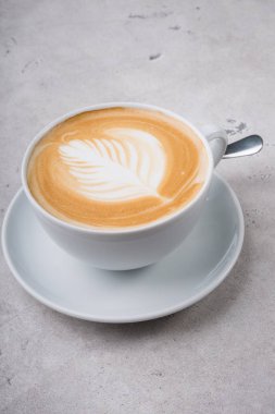 Bir masada Cappuccino kahve fincanı