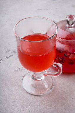 Kırmızı meyve ile şeffaf çay bardağı