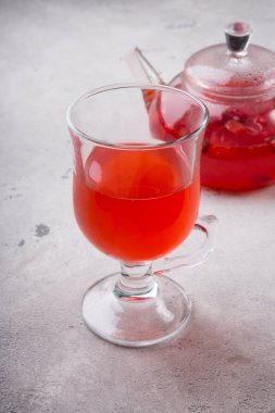 Kırmızı meyve ile şeffaf çay bardağı