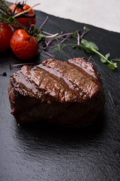 Zubereitetes Rindersteak mit Kräutern — Stockfoto