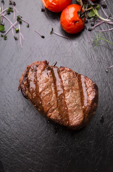 Carne de res preparada servida con hierbas —  Fotos de Stock