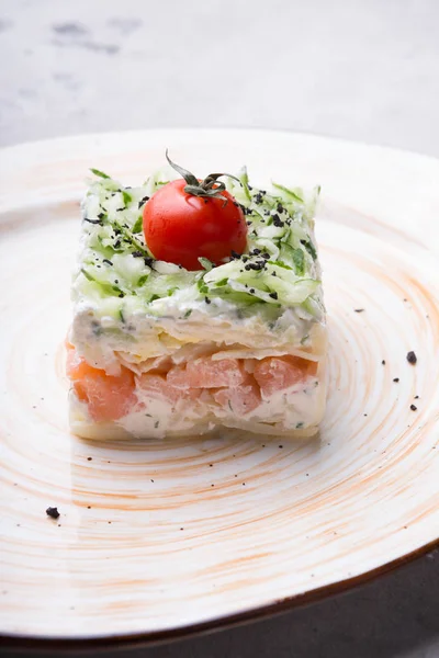 Ruský uzený lososový salát na talíři — Stock fotografie