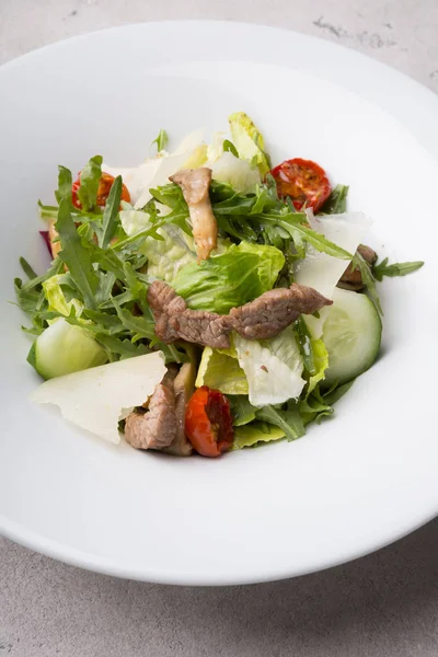 Salada de rosbife saudável fresca com arugula verde — Fotografia de Stock