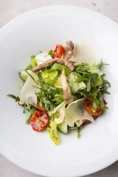 Salada de rosbife saudável fresca com arugula verde — Fotografia de Stock