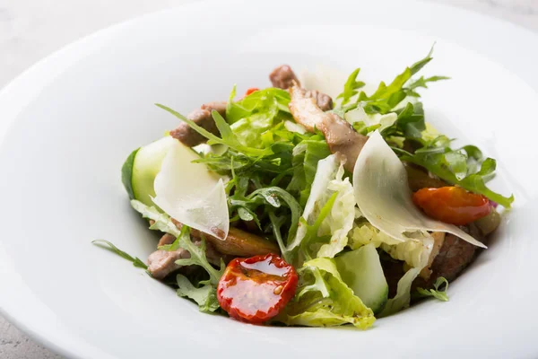 Salada de rosbife saudável fresca com arugula verde — Fotografia de Stock