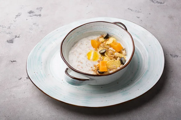 Taze pişmiş yulaf lapası üzüm ile servis