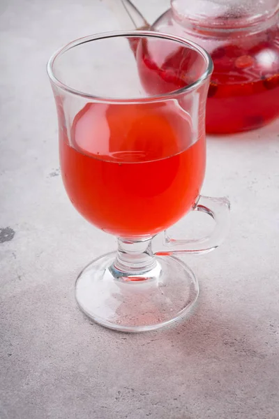 Transparente Teetasse mit roter Beere — Stockfoto