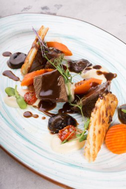 Sığır salatası waffle ile servis