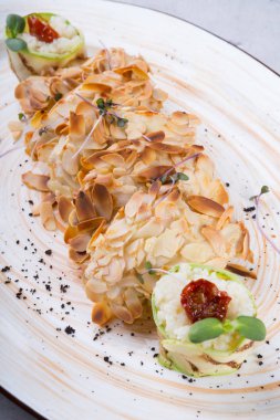 Tavuk badem ve Quinoa ile balyalanmış