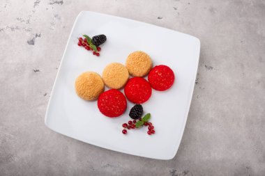 Tatlı kek çilek ile servis