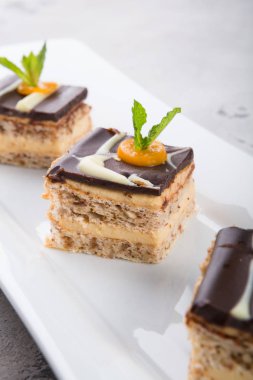 Nane ile süslenmiş üç parça çikolatalı kek