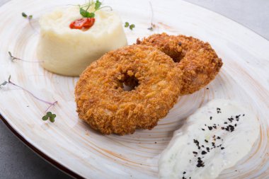 Garnitür ile servis edilen ekmekli et pirzama