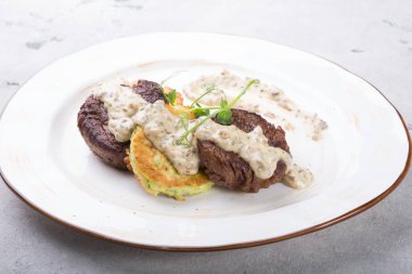 Soslu kızarmış et pirzama