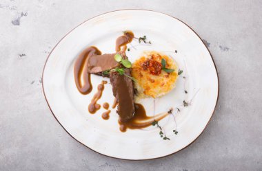 Fırında patates ile servis edilen buğulanmış dana eti