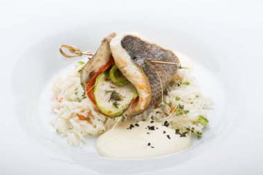 Fırında beyaz balık fileto subuğu buğulanmış pirinç ile servis