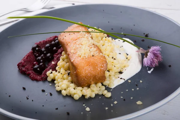 Filete de salmón al vapor servido con pasta — Foto de Stock