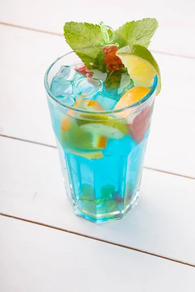 Verre de cocktail alcool bleu décoré — Photo