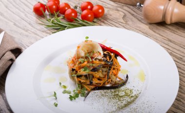 Kalamar asain baharatlı deniz ürünleri salatası