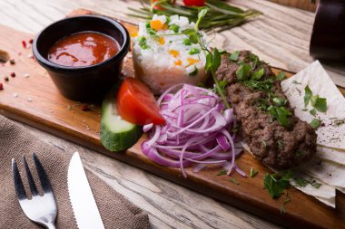 Izgara kuzu kebap pirinç garnitür ve sebze ile servis