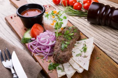 Izgara kuzu kebap pirinç garnitür ve sebze ile servis