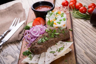 Izgara kuzu kebap pirinç garnitür ve sebze ile servis