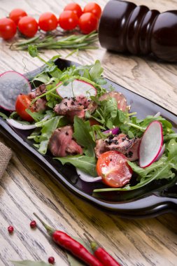 Karışık yeşillikli biftek salatası