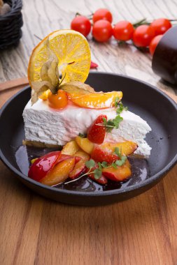 Çilek ile süslenmiş peynirli kek dilimi