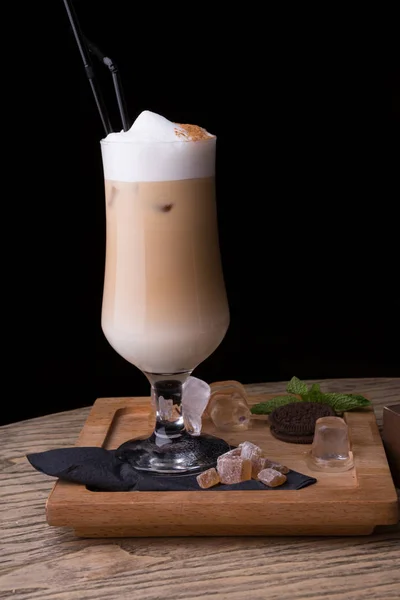 Café com leite servido com açúcar mascavo — Fotografia de Stock