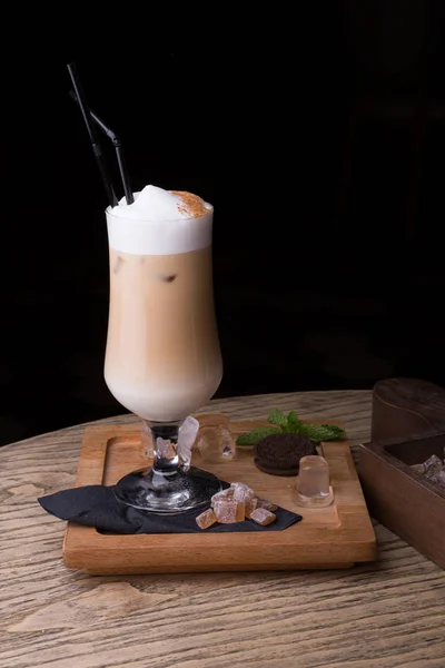 Café con leche servido con azúcar morena —  Fotos de Stock