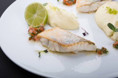 Patates püresi ve kızarmış balık filetosu.