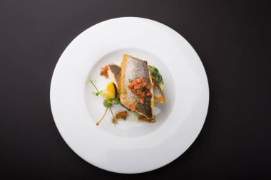 Ispanaklı ve patates garnitürlü kızarmış balık filetosu.