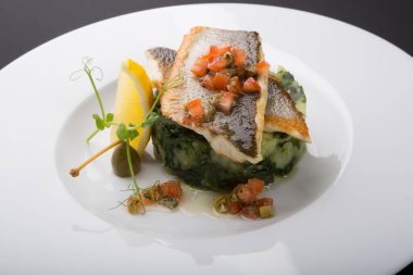 Ispanaklı ve patates garnitürlü kızarmış balık filetosu.