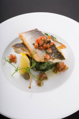 Ispanaklı ve patates garnitürlü kızarmış balık filetosu.