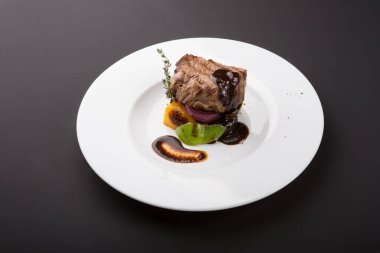 Kızarmış sebzeli fileminyon biftek.