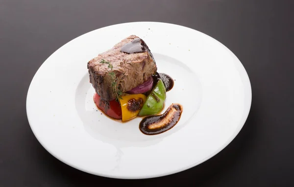 Zubereitetes Filet Mignon Steak Mit Gegrilltem Gemüse — Stockfoto