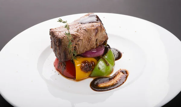 Zubereitetes Filet Mignon Steak Mit Gegrilltem Gemüse — Stockfoto