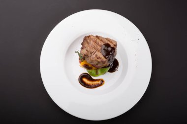 Kızarmış sebzeli fileminyon biftek.