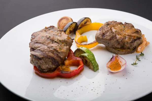 Steak Daging Sapi Siap Saji Dengan Sayuran Panggang Piring Putih — Stok Foto