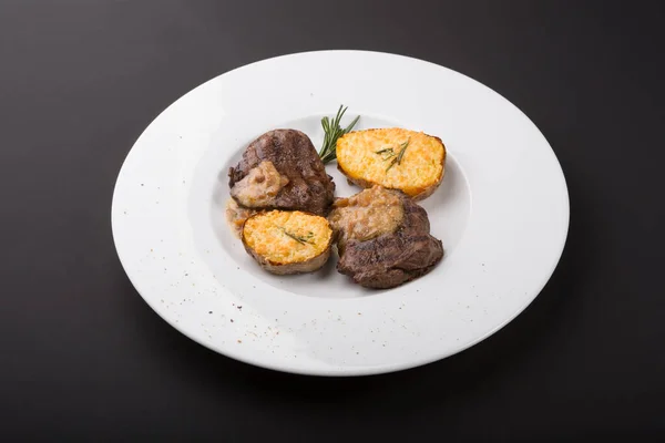 Zubereitete Rindersteak Medaillons Mit Gebackenen Kartoffeln — Stockfoto