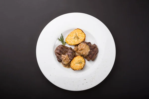 Zubereitete Rindersteak Medaillons Mit Gebackenen Kartoffeln — Stockfoto