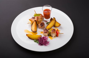 Sebzeli şişte servis edilen pastırmalı tavuk.