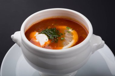 Geleneksel Rus eti, ekşi kremalı solyanka çorbası.