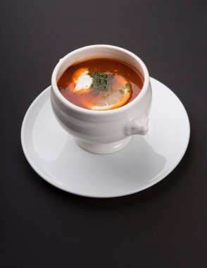 Geleneksel Rus eti, ekşi kremalı solyanka çorbası.