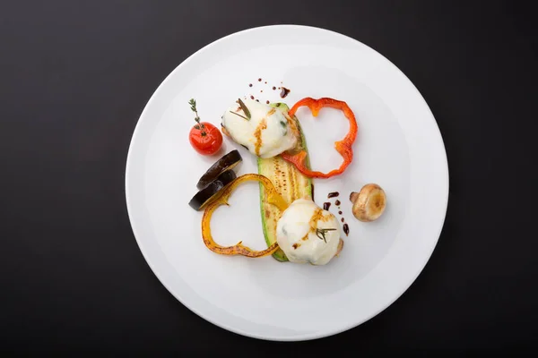 Grillezett Zöldségekkel Felszolgált Sajttal Borított Csirke — Stock Fotó