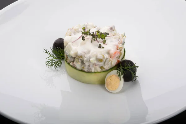 Olivier Tradicional Salada Russa Servido Prato Branco — Fotografia de Stock
