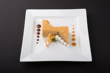 Geleneksel hazırlanmış ballı kek parçası beyaz tabakta