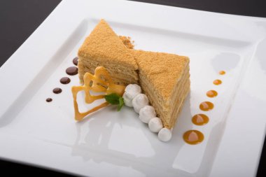 Geleneksel hazırlanmış ballı kek parçası beyaz tabakta