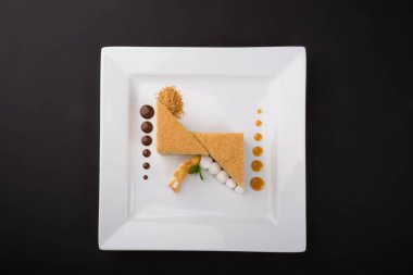 Geleneksel hazırlanmış ballı kek parçası beyaz tabakta