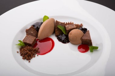 Beyaz tabakta siyah çikolatalı trüf mantarı.