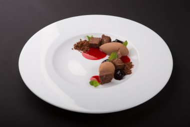 Beyaz tabakta siyah çikolatalı trüf mantarı.